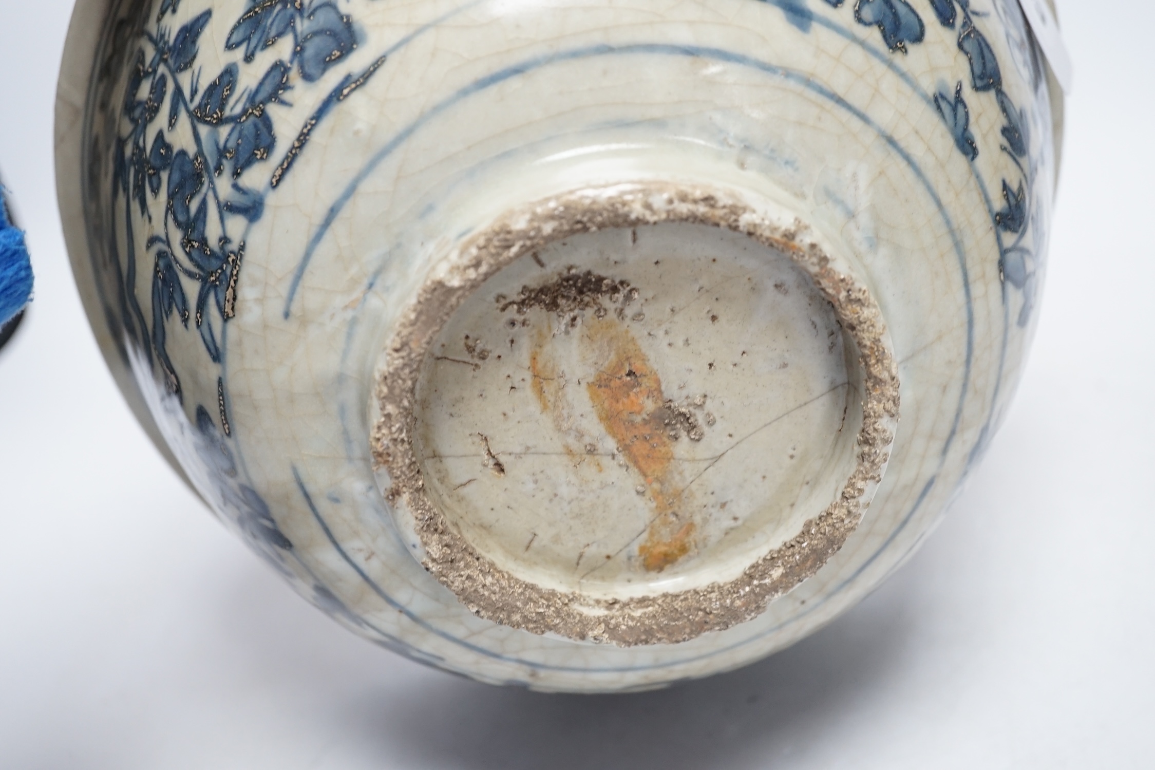 A Chinese Swatow blue and white basin, 16th / 17th century, 28cm diameter